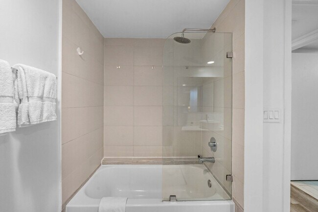 Building Photo - 2602 E Hallandale Beach Blvd