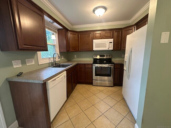 Building Photo - 148 Fairway Dr
