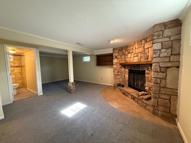 Building Photo - Five Bedroom House Close To Ft. Carson