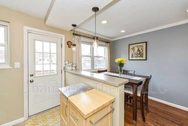 Building Photo - 629 S Henry St