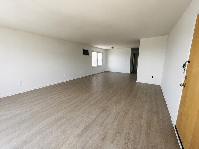 Building Photo - 173 W 21st St