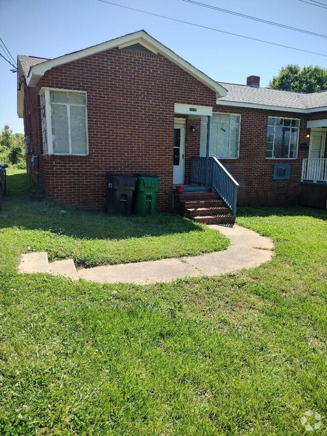 Building Photo - This 2 bed 1 bath duplex home is all brick...