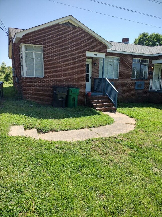 Primary Photo - This 2 bed 1 bath duplex home is all brick...