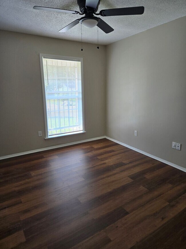 Building Photo - Spacious 3BD/1B Family home