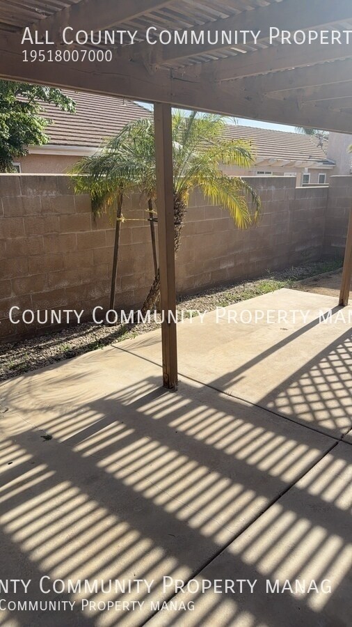 Building Photo - 2277 Oak Ave
