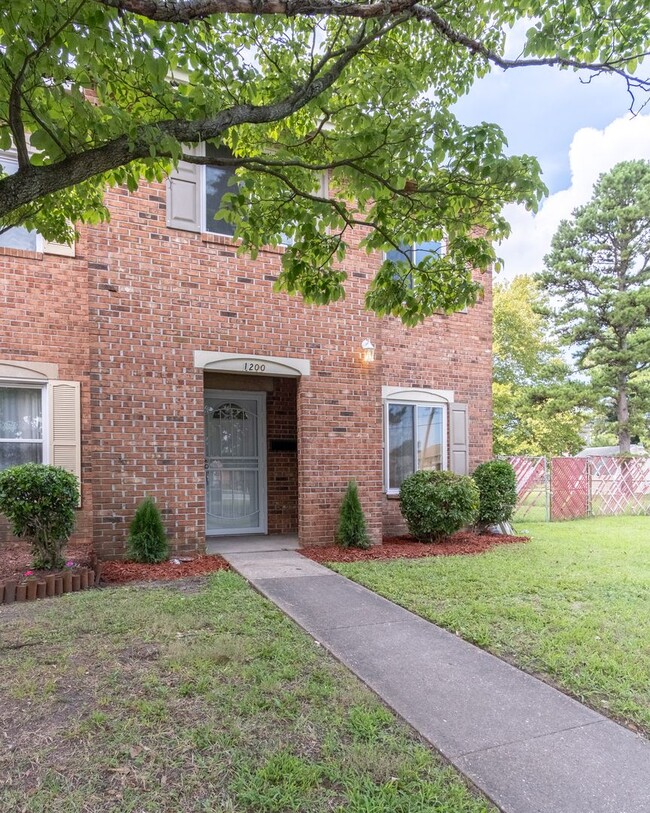 Building Photo - MOVE IN READY 3 Bedroom