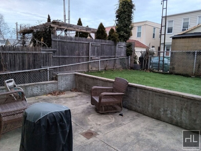 Building Photo - Large 1 bedroom with private patio