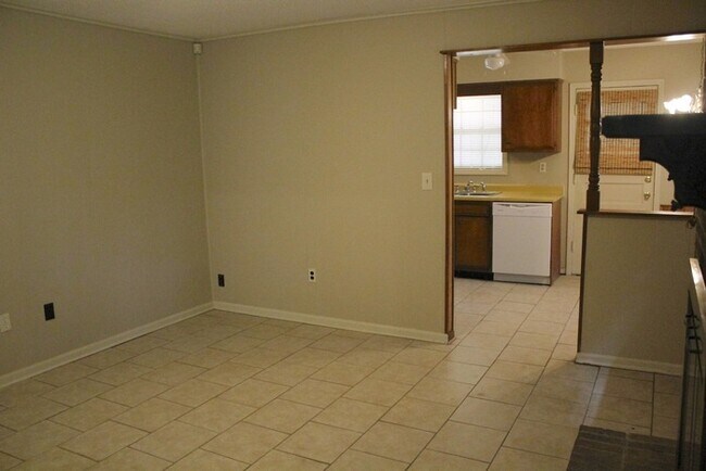 Building Photo - 3 Bedroom 2 Bath With Fenced Yard-East Memphis