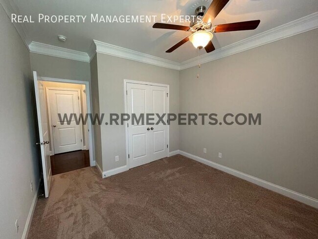 Building Photo - Magnificent 5 Bed / 3 Bath Home in Matthews