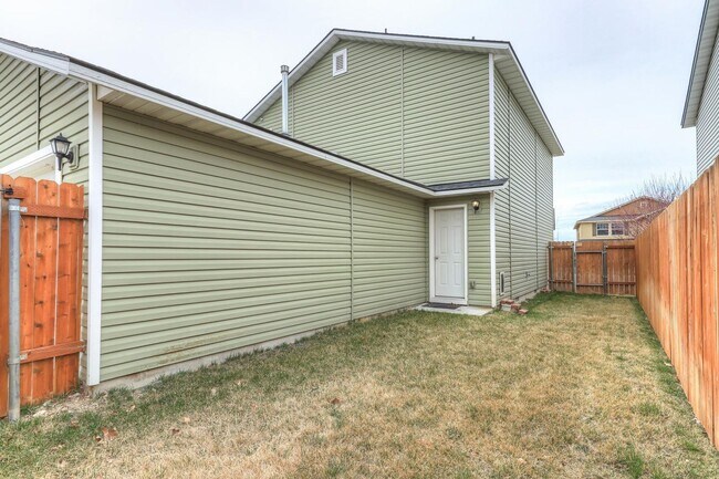 Building Photo - Very Clean 4 Bedroom 2.5 Bath Two Story Ho...