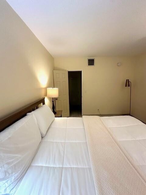 Building Photo - 2508 Bay Dr