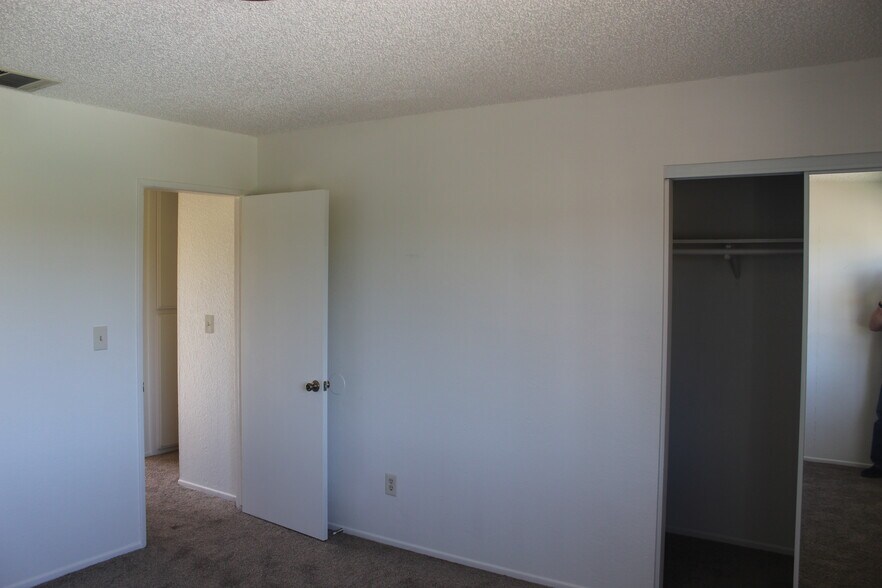 Building Photo - 1960 W Linden St