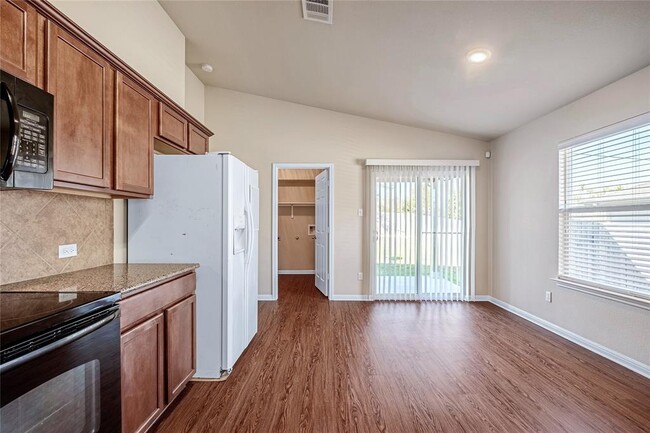 Building Photo - 320 Comal Run