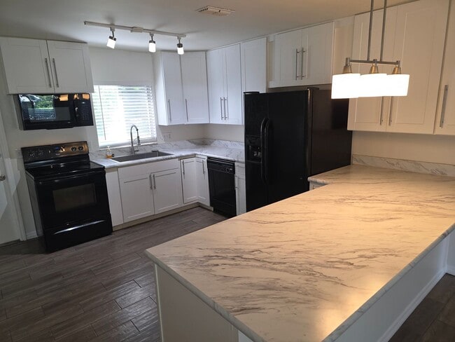 Building Photo - 4 Bed 2 Bath Home Near Baldwin & Winter Park