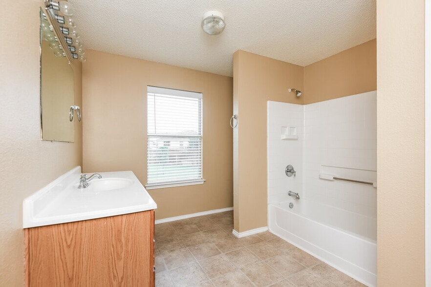 Building Photo - 949 Canary Dr