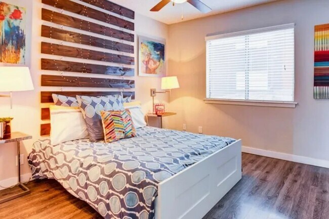 Building Photo - 2101 Burton Dr