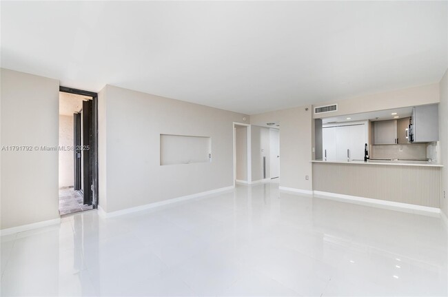 Building Photo - 540 Brickell Key Dr