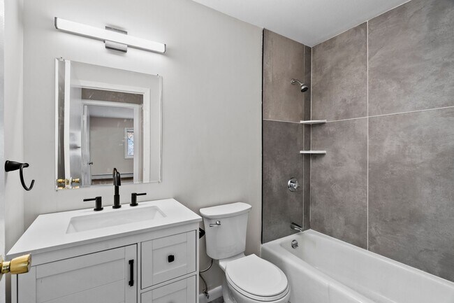 Building Photo - Beautifully Renovated 1 Bed Apartment in Cranston