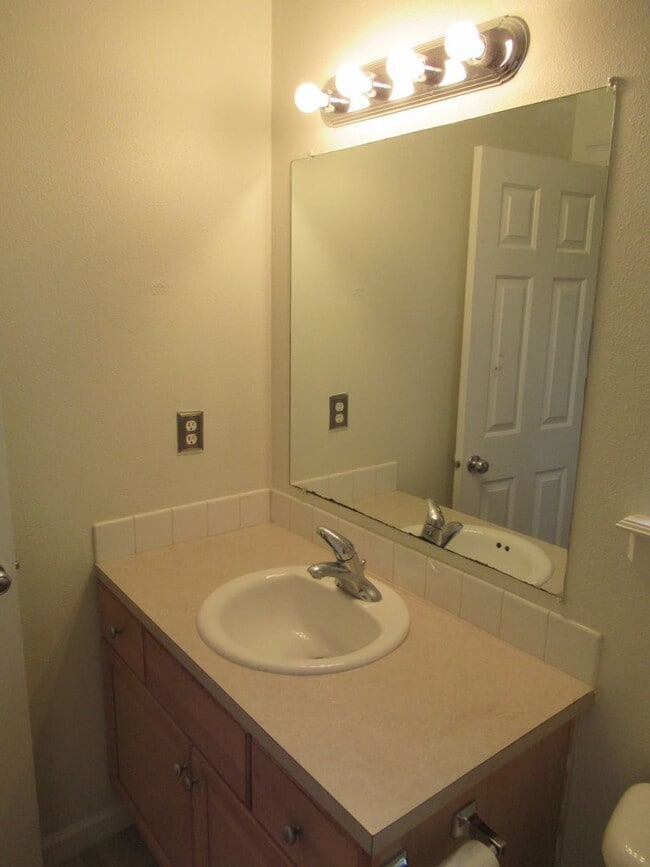 Building Photo - Large Four Bedroom in South Salem