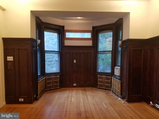 Building Photo - 348 Green Ln