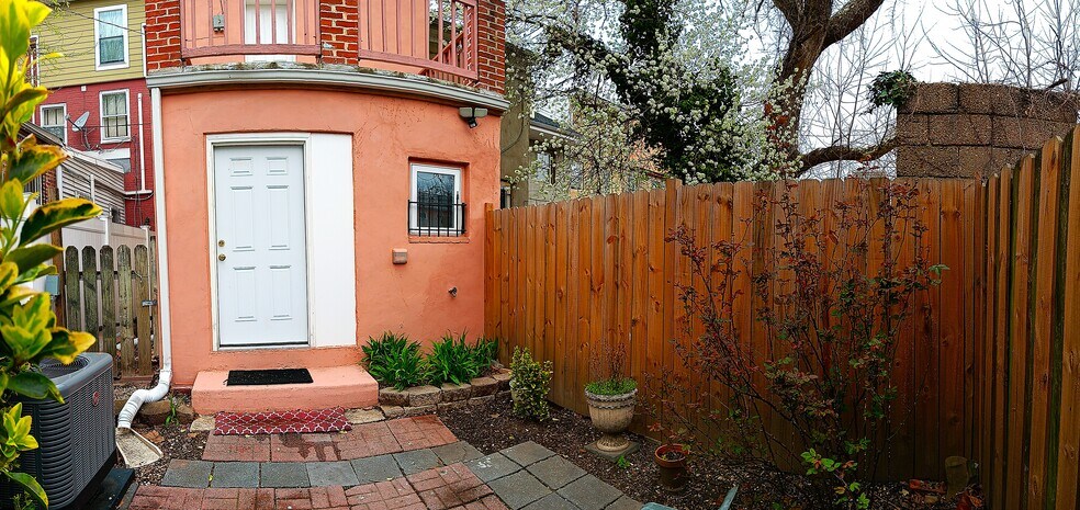 Building Photo - 1017 Hollins St