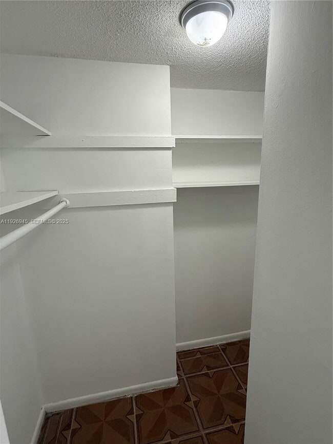 Building Photo - 15205 NE 6th Ave