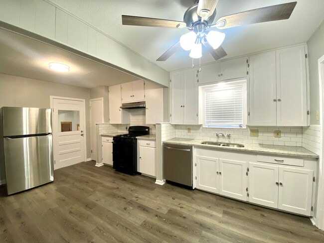 Building Photo - 3 Bedroom 3 bathroom Remodeled home ready to be loved