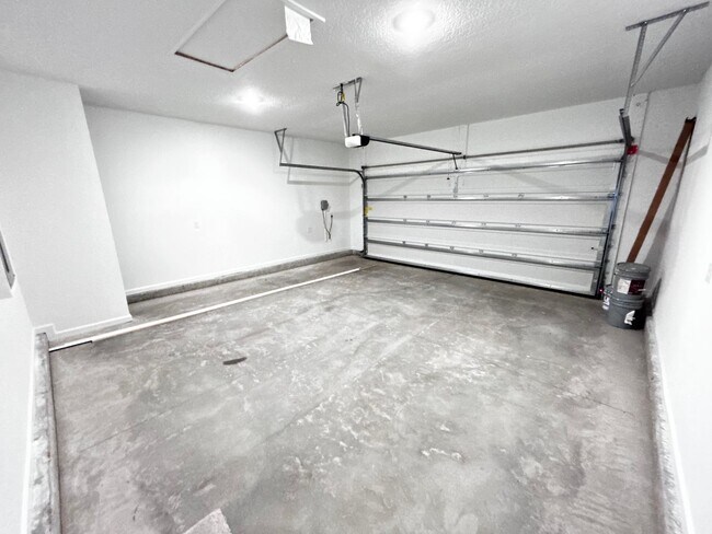 Building Photo - Brand New Pristine 4/3 minutes from River ...