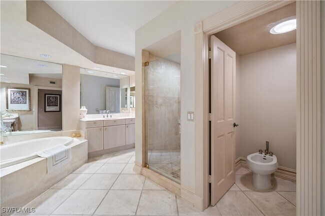 Building Photo - 8231 Bay Colony Dr