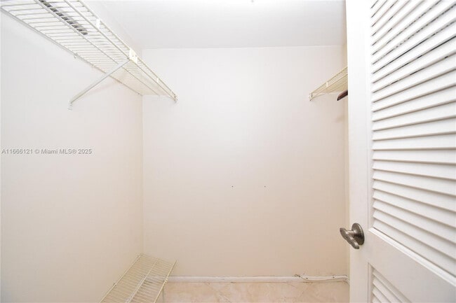 Building Photo - 525 N Ocean Blvd