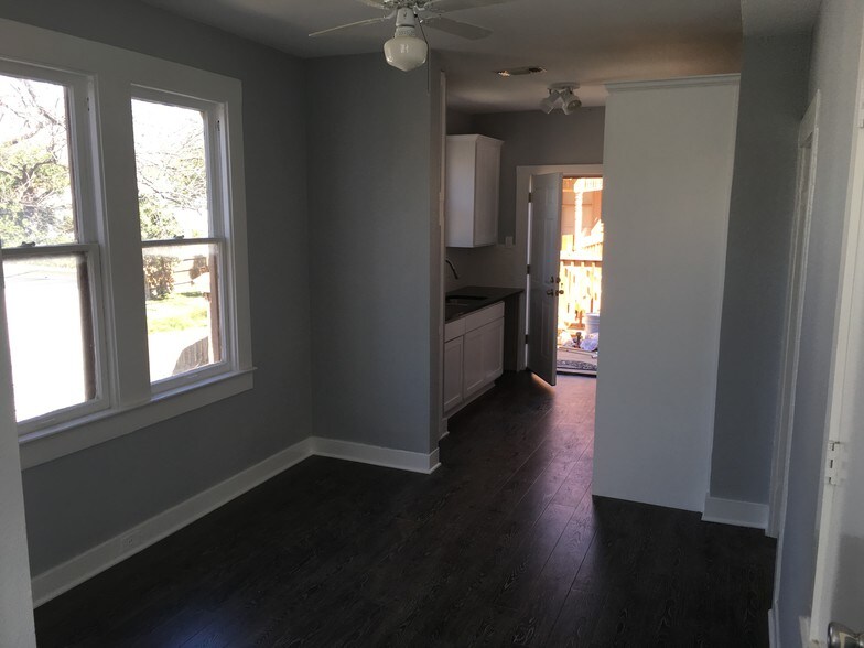 Building Photo - 506 E Guenther St