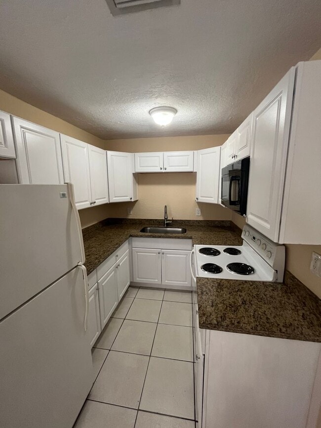 Building Photo - 4/2 Home for rent, all tile floors, central ac.