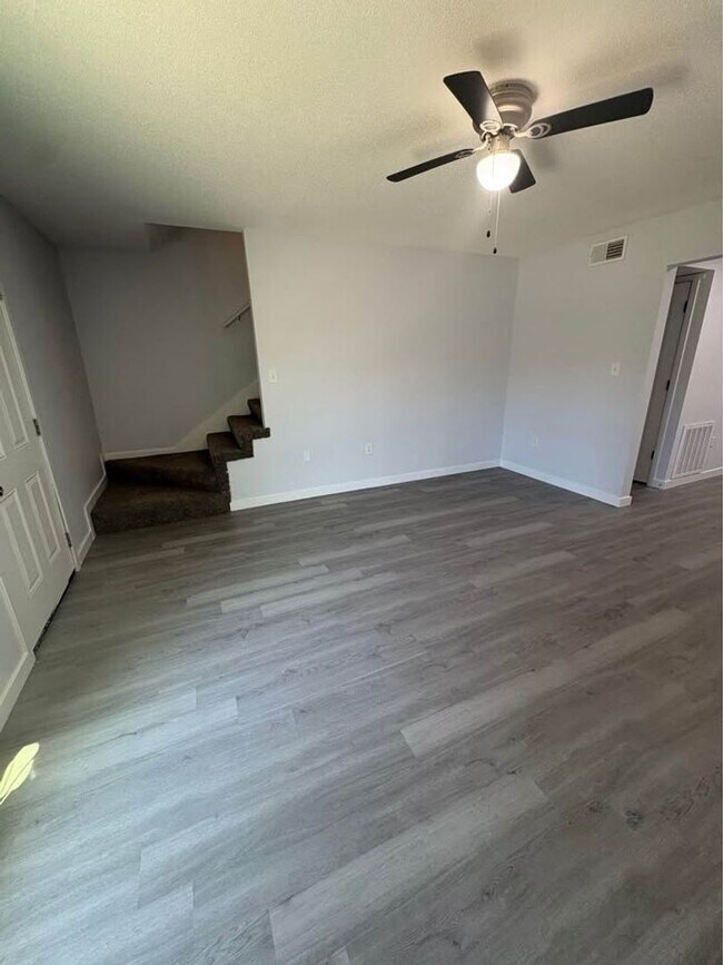 Building Photo - Newly Renovated 2 Bedroom 1.5 Bath