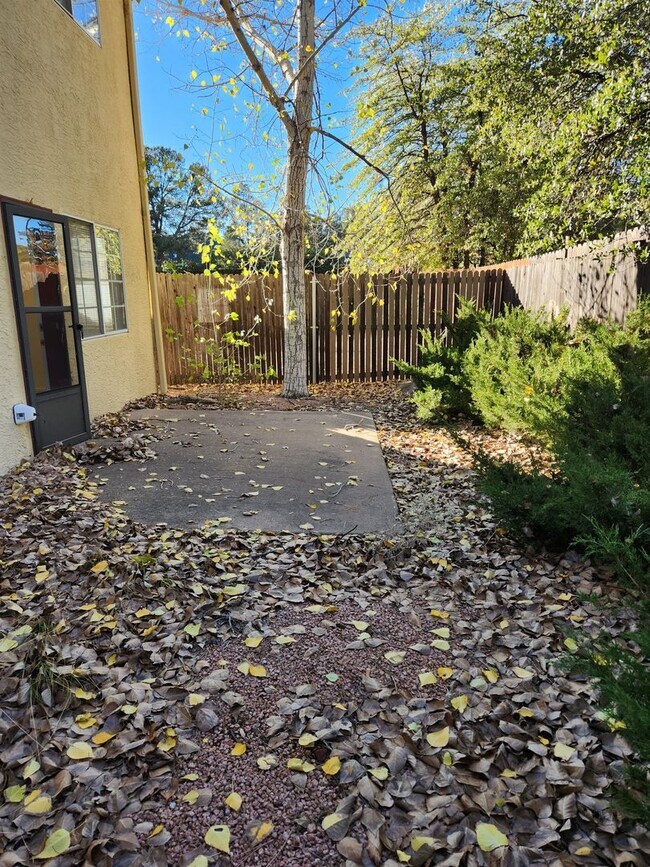 Building Photo - Rare Ground Level Unit - 2 Bed / 1 Bath w/private yard