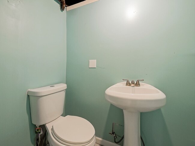 Building Photo - AVAILABLE NOW! Spacious 3-Bedroom Home with Functional Layout in Pontiac