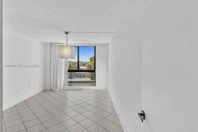 Building Photo - 9800 W Bay Harbor Dr