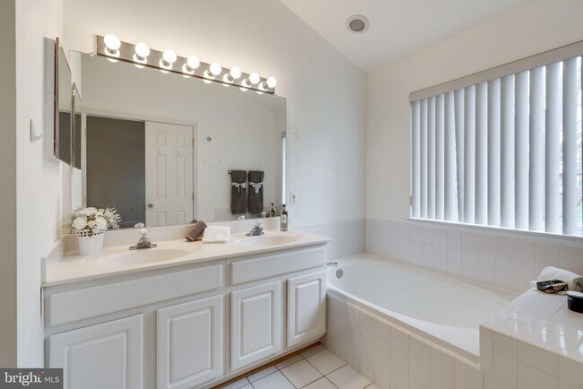 Building Photo - 5136 Ballycastle Cir
