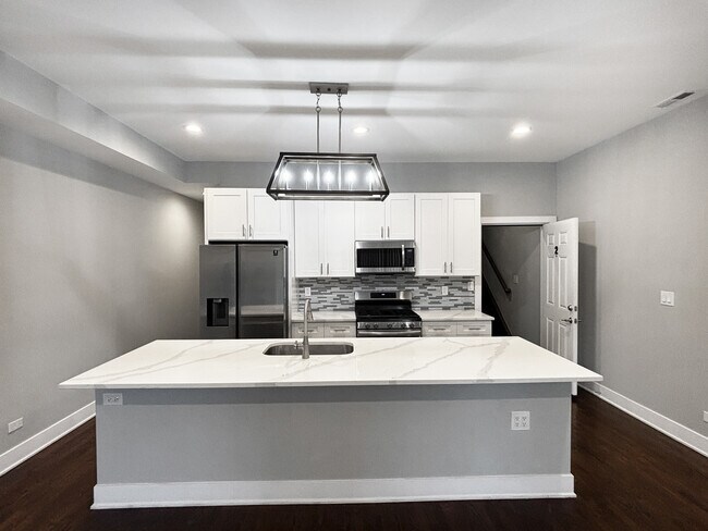 Building Photo - 1634 W Cermak Rd