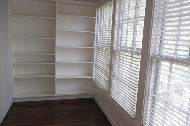 Building Photo - 800 San Antonio St