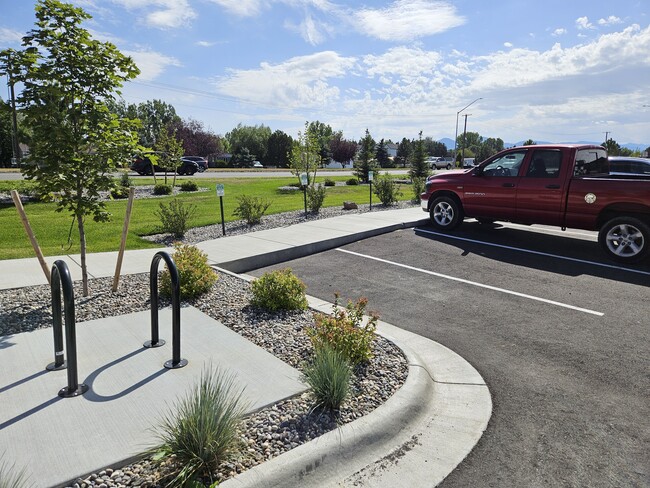 Disgnated off-street parking. One space per apartment + one reserved for visitors. - 1122 Stoneridge Dr