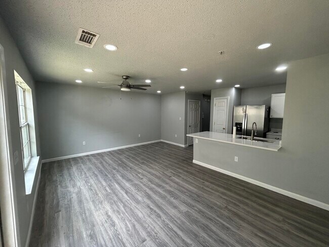 Building Photo - 303 Crooked Pine Trail