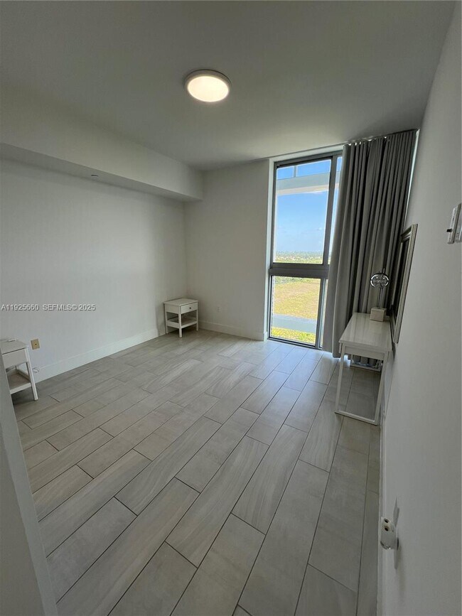 Building Photo - 2000 Metropica Wy