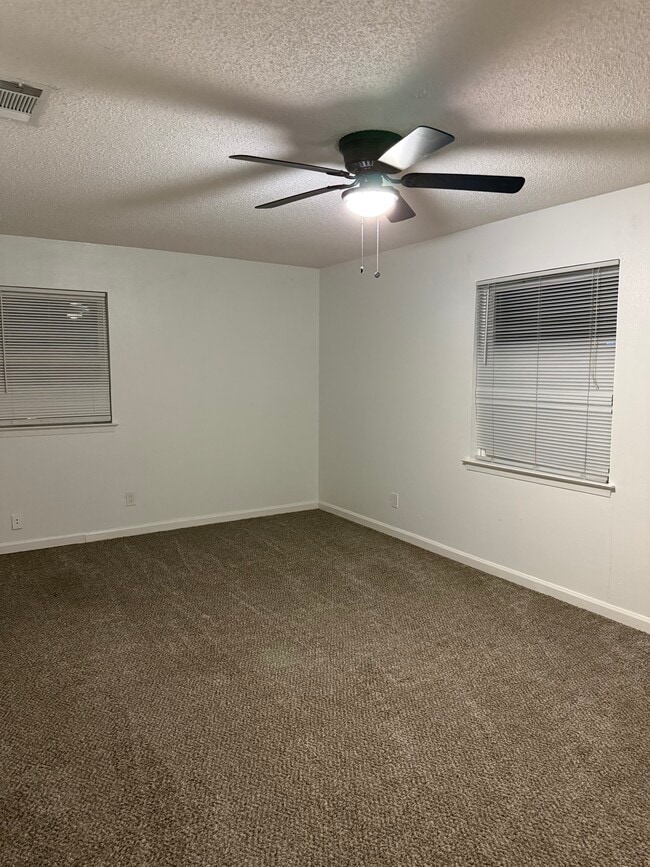 Building Photo - 1333 Carriage Dr