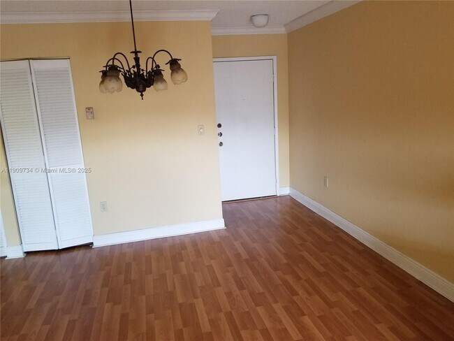 Building Photo - 9735 Fontainebleau Blvd