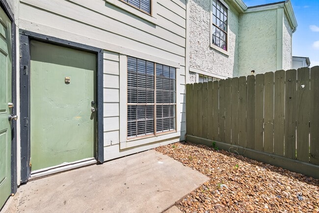 Building Photo - 8653 Village of Fondren
