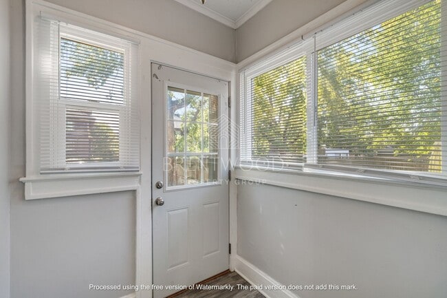 Building Photo - Spacious 4 Bed 1.5 Bath Updated Home