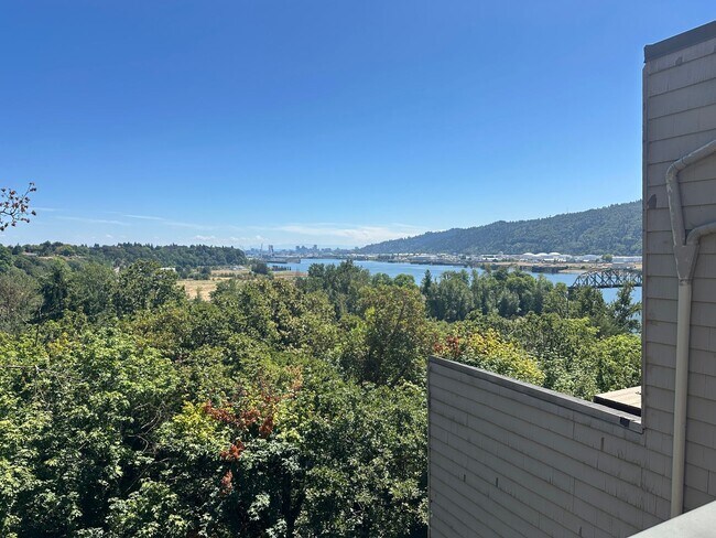 Building Photo - Top-Floor Stunner with Views – Fully Remod...