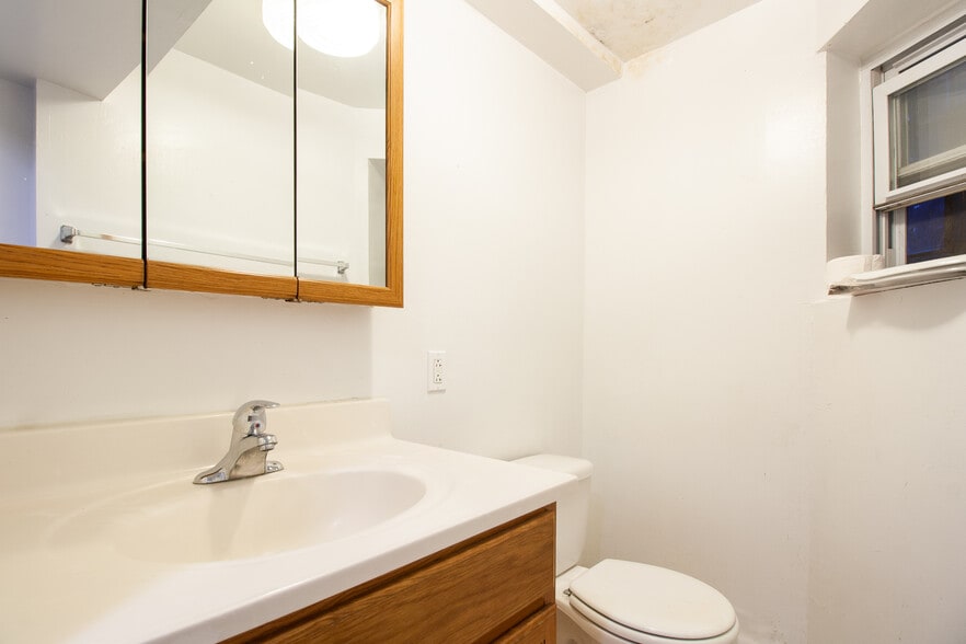 Building Photo - 828 W Dakin St