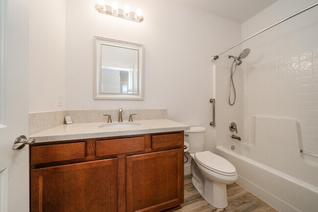 Building Photo - Modern 3-Bed / 2-Bath Home in Redding- Dog...