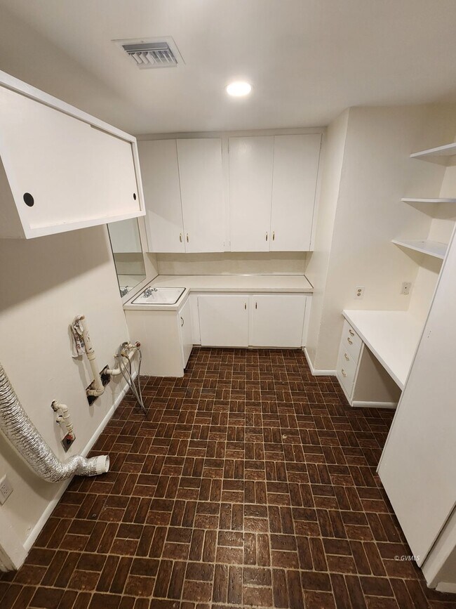Building Photo - 830 W Stirrup Dr